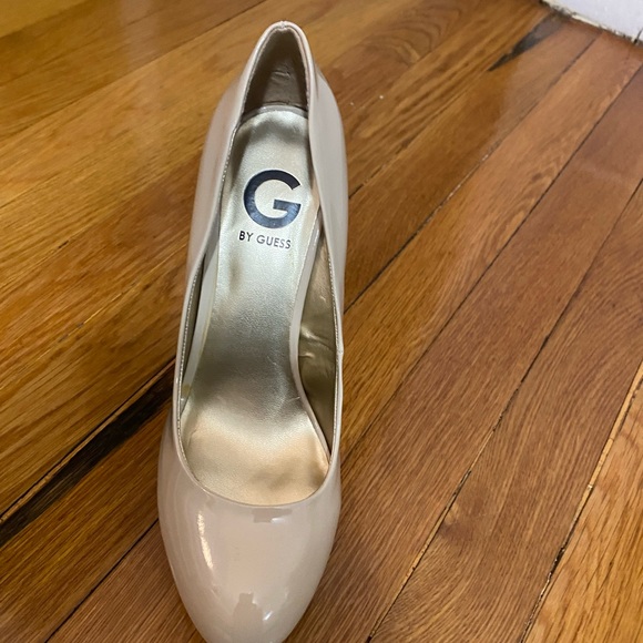 G by Guess Tan Heels! Minimal wear - great condition! Size 8.5 - Picture 2 of 4